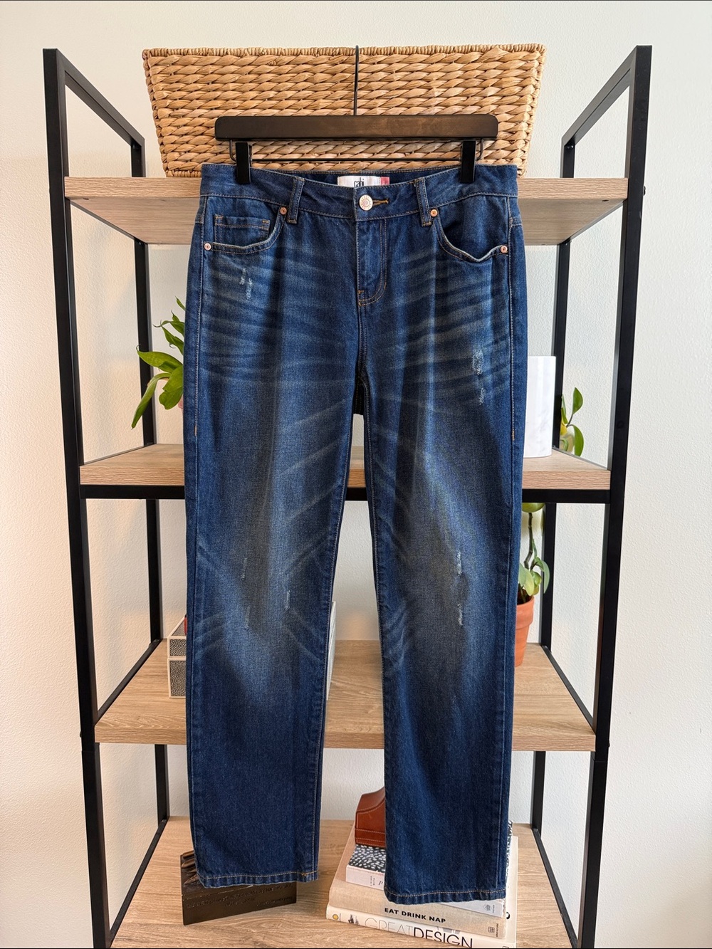 Cabi #4522 Mid-Rise Malibu Straight Leg Jeans Dark Wash w/Subtle Grinding, 4